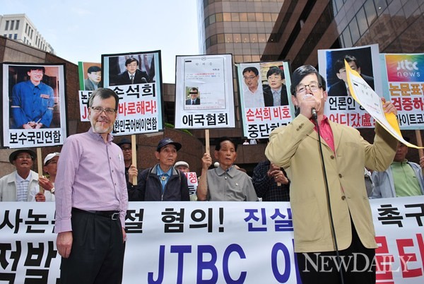 ▲ 15일 오후 서울 중구 순화동 JTBC 본사 앞에서 열린 기자회견에서 어버이연합 회원들이 손석희 사장이 미네소타 학장에게 가짜 학위증을 수여 받는 퍼포먼스를 펼치고 있다.