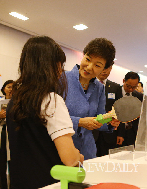 ▲ 박근혜 대통령은 15일 “기술과 아이디어의 융·복합과 혁신을 가로막는 각종 규제부터 과감하게 걷어내겠다”고 말했다. ⓒ 뉴데일리 (청와대 제공)