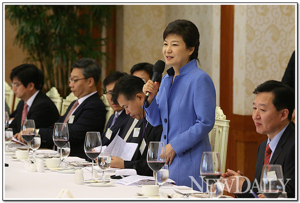 ▲ 박근혜 대통령이 15일 청와대에서 를 비롯한 44개사 중앙 언론사 정치부장을 청와대로 초청해 만찬을 가졌다. ⓒ 뉴데일리