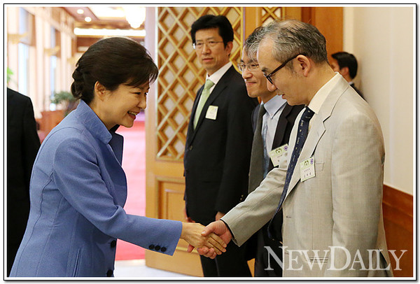 ▲ 박근혜 대통령이 15일 청와대에서 가진 정치부장 초청 만찬에서  심재율 부국장과 악수를 나누고 있다. ⓒ 뉴데일리