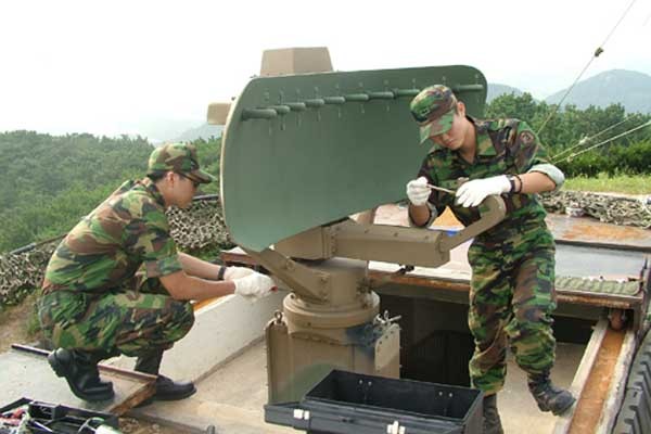 ▲ 육군에서 운용 중인 저고도 탐지 레이더를 정비하고 있다.