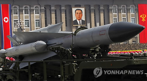 평양에서 열린 김일성 생일 100주년 기념 군사퍼레이드에서 열병하는 SA-5 지대공미사일. ⓒ연합뉴스
