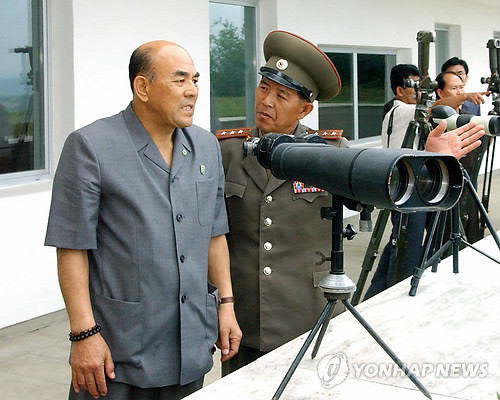 ▲ 무단 방북한 노수희 조국통일범민족연합(범민련) 남측본부 부의장이 북한 군 간부의 설명을 듣고 있는 모습. ⓒ연합뉴스