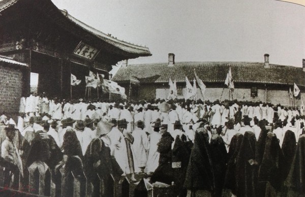 ▲ ▲경운궁 대안문(大安門)앞에 집결한 보부상패. 고종황제와 수구파가 동원하여 독립협회 만민공동회 시위를 습격하였다.