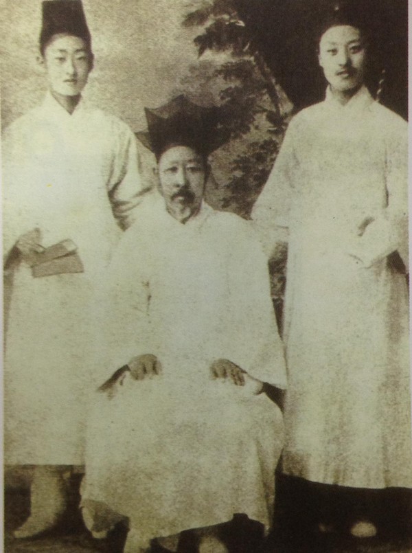 ▲ ▲이승만(오른쪽)과 아버지 이경선. 왼쪽은 이승만 친구 김홍서. 이 사진은 이승만이 배재학당에 입학하기 전인 만 18세때(1893년)에 찍은 것으로 상투를 자르지 않았다.