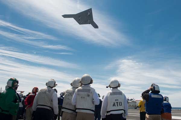 ▲ 이륙한 뒤 저공비행하는 X-47B를 쳐다보느라 정신 없는 항공모함 승무원들.