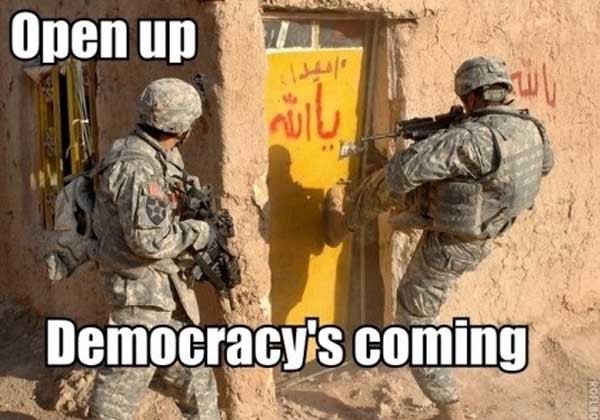 ▲ "민주주의가 왔다, 문 열어!" 이게 바로 미군에 의한 '민주화'다. 김정은이 우리나라와 미국의 '민주화' 선물을 받기 싫다면 항복 외에는 길이 없다.