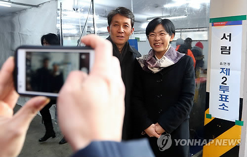 ▲ 지난해 12월 19일 대선 투표를 마치고 인증샷을 찍는 이정희 통합진보당 대표(오른쪽)와 심재환 변호사(왼쪽).ⓒ 연합뉴스