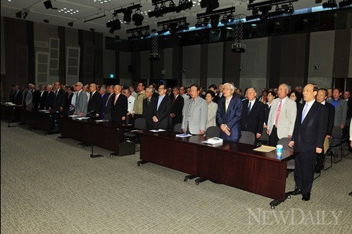 ▲ 참석자들이 세미나에 앞서, 애국가를 제창하고 있다.