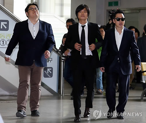 ▲ 주진우 시사IN기자(가운데)가 공직선거법상 허위사실 공표 혐의로 영장실질심사를 받기 위해 김용민(왼쪽), 정봉주 전 의원과 함께 14일 오전 서울 서초구 서초동 중앙지법으로 들어서고 있다.ⓒ 연합뉴스