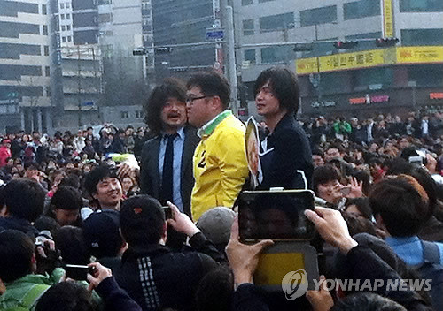 ▲ 지난해 4월 8일, 당시 민통당 국회의원 후보로 나선 '나꼼수' 맴버 김용민씨를 돕기 위해 서울시청 광장에서 열린 '나꼼수' 번개모임.ⓒ 연합뉴스