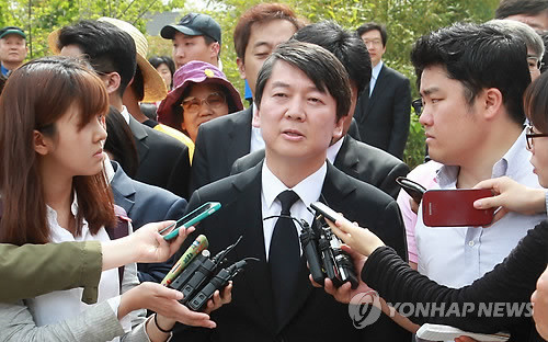 ▲ 무소속 안철수 의원이 17일 오후 권양숙 여사를 예방한 뒤 기자들의 질문에 답하고 있다. ⓒ연합뉴스