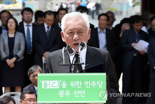 ▲ 민주당 김한길 대표가 16일 오후 광주 북구 운정동 국립 5·18 민주묘지 민주의 문 앞에서 민주당 소속 국회의원과 지자체장들이 참석한 가운데 민주당 광주선언을 발표하고 있다. ⓒ연합뉴스