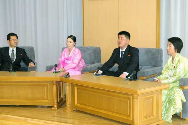 북한이 공개한 재입북 탈북자들의 공개 좌담회 모습. 이들은 우리나라에 와서 감금과 고문을 당했다고 주장했다.