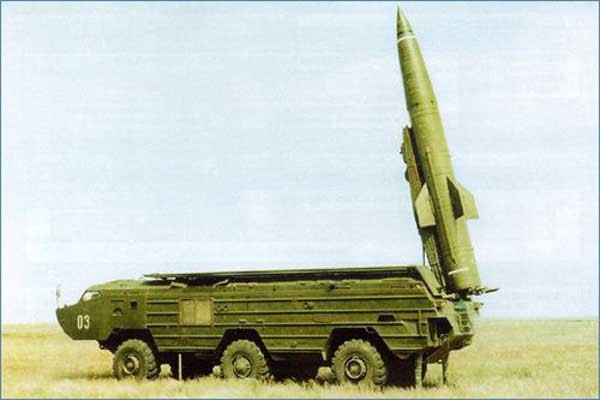 ▲ 구 소련제 'SS-21' 단거리 지대지 미사일과 발사차량의 모습. 과거 미군이 동맹국에 배치했던 '랜스' 미사일에 맞서기 위한 것이었다.