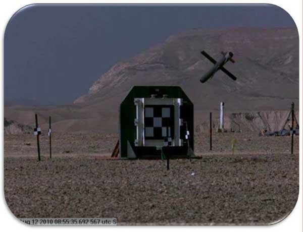 ▲ 명중 직전의 스파이크 미사일. 사정거리는 최소 800m부터 최대 25km까지다.