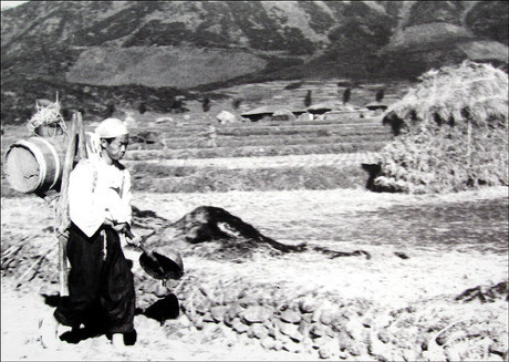 ▲ 똥지게군 모습. 불과 50여년전에도 한반도 남쪽에 존재했다. 이게 그 당시 우리가 사는 모습이었다.ⓒ