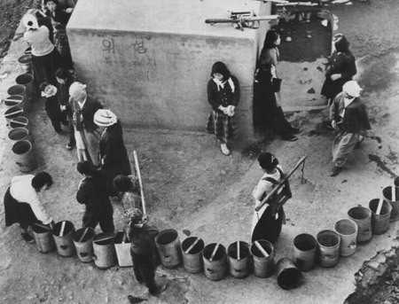 ▲ 수도가 없는 사람들은 이처럼 매일 공동수도에서 통에 물을 받아 물지게로 날랐다.ⓒ