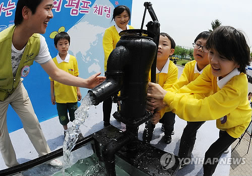 ▲ 이젠 뽐뿌를 찾기가 쉽지 않다.  요즘 아이들에게 뽐뿌질 체험은 신나는 한 편의 놀이감이다.ⓒ