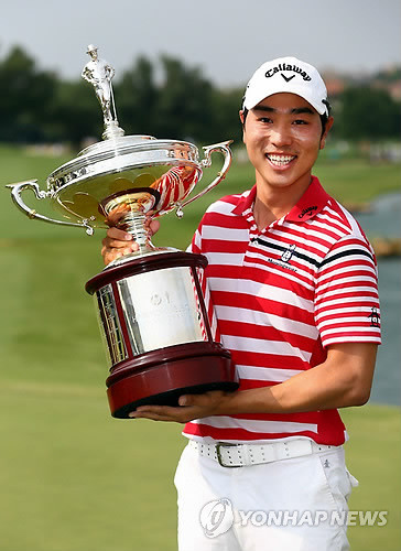 ▲ 에서 우승을 차지한 배상문이 우승컵을 들어올리고 있다. ⓒ연합뉴스