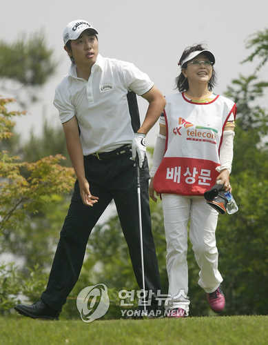 ▲ 국내 투어에서 활약하던 시절 배상문과 그의 어머니 시옥희씨 ⓒ연합뉴스