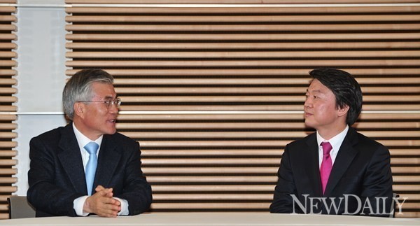 ▲ 지난해 대선과정에서 단일후보 자리를 놓고 상대진영을 헐뜯고 비방했던 문재인-안철수 후보. ⓒ정상윤 기자