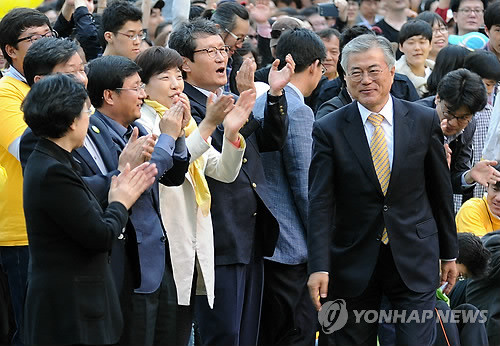 ▲ 19일 오후 시청 앞 서울광장에서 열린 노무현 대통령 서거 4주기 추모문화제에서 문재인 의원이 친노 세력의 환호를 받으며 입장하고 있다. ⓒ연합뉴스