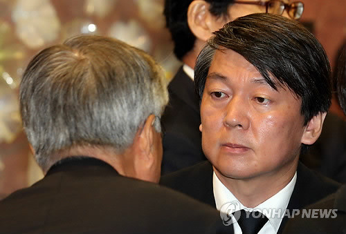 ▲ 민주당 문재인 의원과 무소속 안철수 의원이 故 박영숙 전 안철수재단 이사장 영결식에서 조우하고 있는 모습. ⓒ연합뉴스