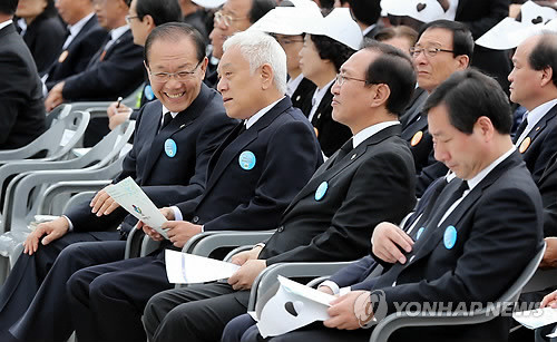 ▲ 18일 오전 광주 북구 운정동 국립 5·18 묘지에서 열린 33주년 5·18 기념식에서 황우여 새누리당 대표와 김한길 민주당 대표가 대화를 나누고 있다. ⓒ연합뉴스