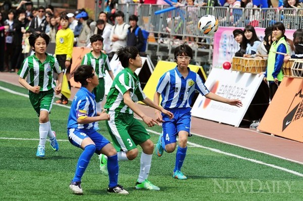 ▲ 학생들이 축구장에서 시합에 열중하고 있다.ⓒ이종현 기자