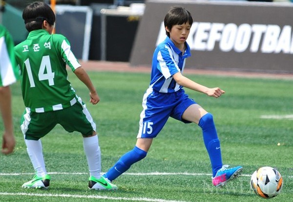 ▲ 축구에 열중하고 있는 초등학교 선수들.ⓒ이종현 기자