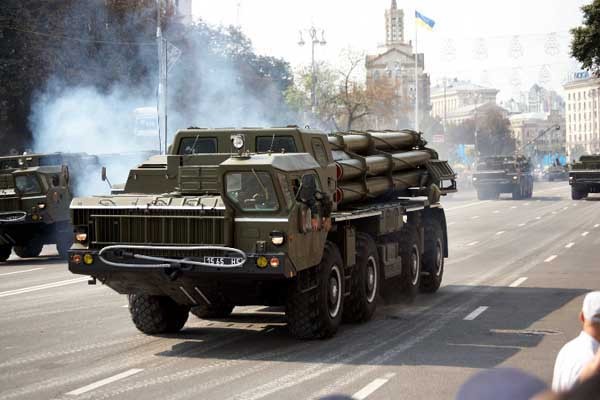 ▲ 舊소련이 만든 'BM-30' 장거리 로켓(방사포)의 모습. 1987년부터 실전배치된 무기로 미국이 만든 'MLRS'에 맞먹는다는 평가를 받고 있다.