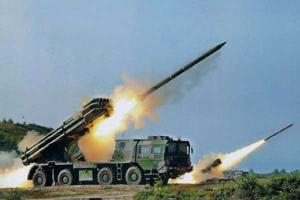 'BM-30' 방사포의 발사장면. 중국은 BM-30 카피판을 생산하고 있다. 북한은 중국으로부터 'BM-30'을 입수했을 가능성이 높다.