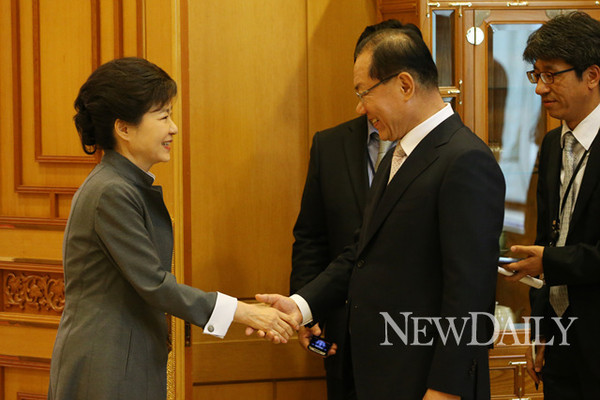 ▲ 박근혜 대통령이 청와대에서 황우여 새누리당 대표와 만나 인사를 나누는 모습. ⓒ 뉴데일리(청와대 제공)