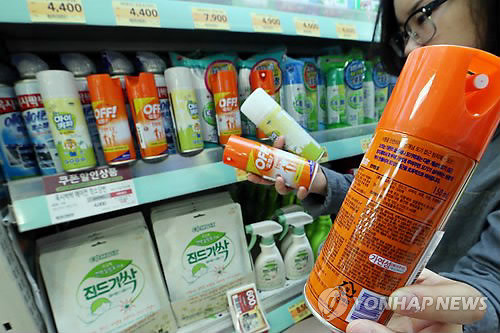 ▲ 롯데마트 서울역점에서 한 여성이 진드기, 모기 등을 쫓는 곤충 기피제를 살펴보고 있다. ⓒ 연합뉴스