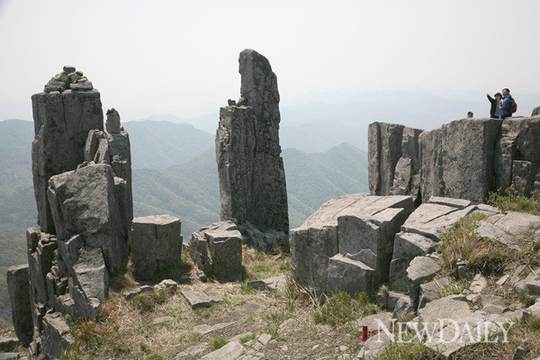 ▲ 중머리재에서 장불재로 오르는 능선에 늘어선 기암괴석들.