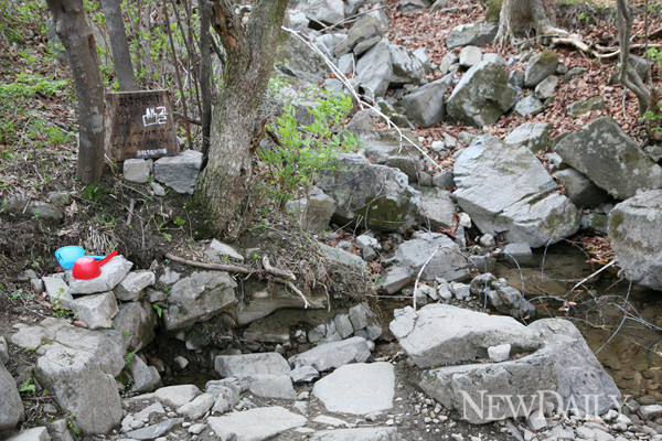 ▲ 영산강의 발원지 샘골, 증심사에서 중머리재로 오르는 등산로 중간에 있다.