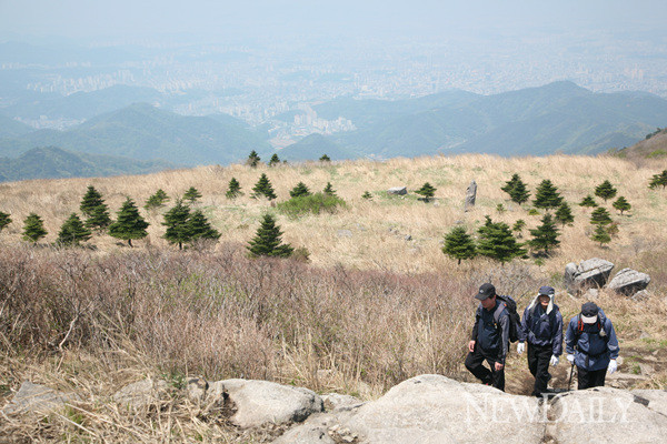 ▲ 서쪽 능선 등산로에서 내려다 본 광주시.