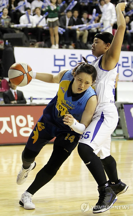 ▲ 용인실내체육관에서 열린 2011-2012 여자프로농구 플레이오프 용인 삼성생명과 안산 신한은행 에스버드 경기에서 신한은행 강영숙이 돌파를 시도하고 있다.ⓒ연합뉴스