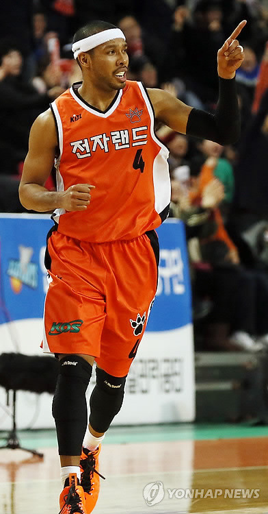 ▲ 인천삼산월드체육관에서 열린 KDB금융그룹 2012-2013 프로농구 남자부 인천 전자랜드와 서울 SK 나이츠의 경기에서 전자랜드 문태종이 득점을 하고 검지 손가락을 치켜 세우고 있다. ⓒ연합뉴스