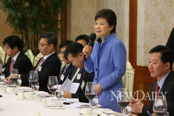 ▲ 박근혜 대통령은 21일 재외공관장과 간담회를 열고 새 정부 들어 처음으로 재외공관장들과 마주앉은 자리에서 새 정부의 국정철학을 각국에 잘 알려줄 것을 지시했다. 자료사진 ⓒ 뉴데일리(청와대 제공)