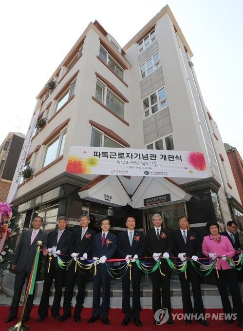 ▲ (서울=연합뉴스) 21일 오후 서울 서초구 양재동 파독근로자기념관에서 열린 기념관 개관식에서 방하남 고용노동부 장관을 비롯한 참석자들이 기념 테이프를 자르고 있다. 왼쪽에서 두번째부터 권이종 파독근로자기념관 관장, 박찬호 전국경제인연합회 전무, 송영중 한국산업인력공단 이사장, 방하남 고용노동부 장관, 롤프 마파엘 주한 독일대사, 권광수 한국파독광부·간호사간호조무사연합회 회장, 김병연 한국파독광부·간호사간호조무사연합회 부회장. 2013.5.21ⓒ