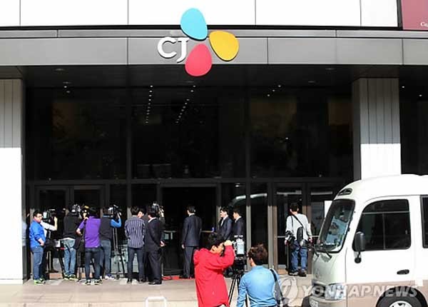 ▲ 21일 오전, 서울 중앙지검 특수부는 해외비자금 조성혐의로 CJ그룹 본사를 압수수색했다. [사진: 연합뉴스]