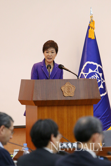 ▲ 박근혜 대통령은 21일 재외공관장들에게 “공직자의 잘못된 행동 하나가 국정운영에 큰 해를 끼친다는 것을 늘 마음에 새겨달라”고 당부했다. ⓒ 뉴데일리(청와대 제공)