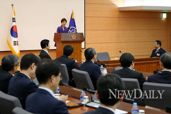 ▲ 박근혜 대통령은 21일 재외공관장들에게 “공직자의 잘못된 행동 하나가 국정운영에 큰 해를 끼친다는 것을 늘 마음에 새겨달라”고 당부했다. ⓒ 뉴데일리(청와대 제공)