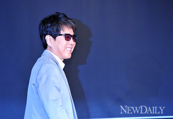 ▲ '가왕(歌王)' 조용필이 발매한 19집 앨범 '헬로(hello)'가 국내 음반 시장에 돌풍을 일으키고 있다.