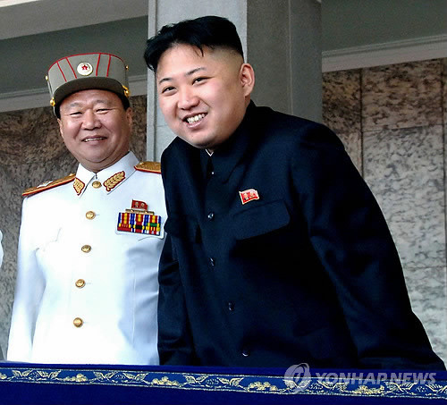 ▲ 지난 2012년 4월 15일 평양 김일성광장에서 열린 김일성 주석 생일기념 열병식에서 김정은 옆자리서 보좌하는 최룡해.ⓒ연합뉴스