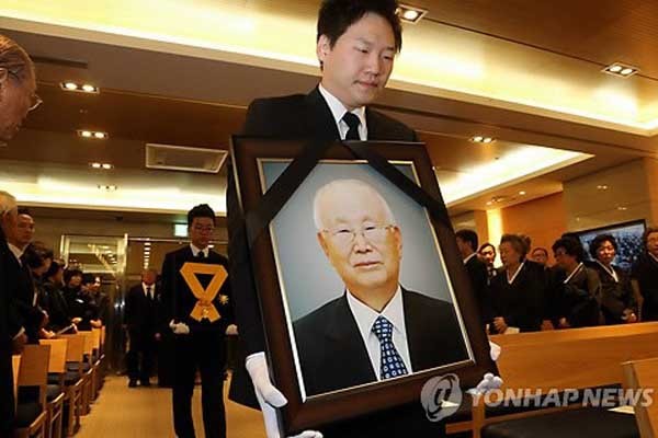 ▲ 故남덕우 前총리의 영정을 들고 가는 유가족. 남 前총리를 빼고선 대한민국 산업화를 논할 수 없다. [사진: 연합뉴스]