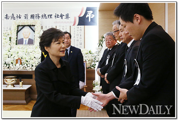 ▲ 유가족에게 위로의 말을 전하는 박근혜 대통령. 지난 20일 박근혜 대통령은 고인의 빈소를 찾아 국민훈장 무궁화장을 추서했다.