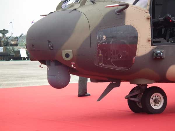 ▲ 수리온의 조종석 아래에 달린 FLIR 등 각종 탐지장비.